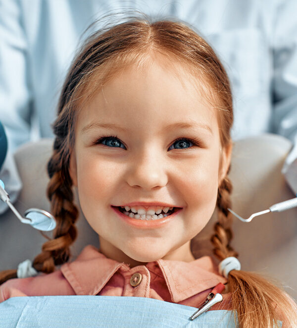 bambina sorride dal dentista