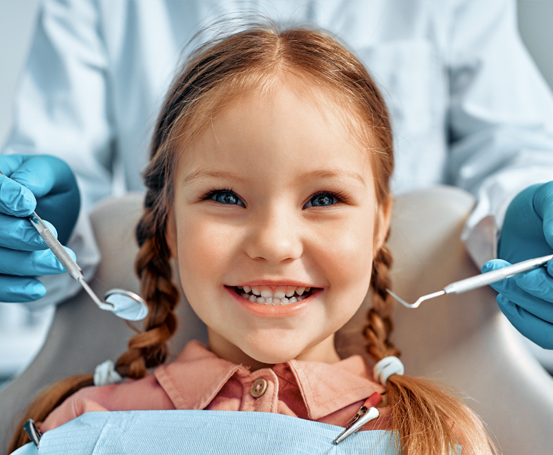 bambina sorride dal dentista